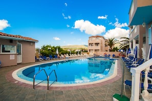 Seasonal outdoor pool, pool umbrellas, pool loungers - Garden Palace Hotel (Zakynthos)