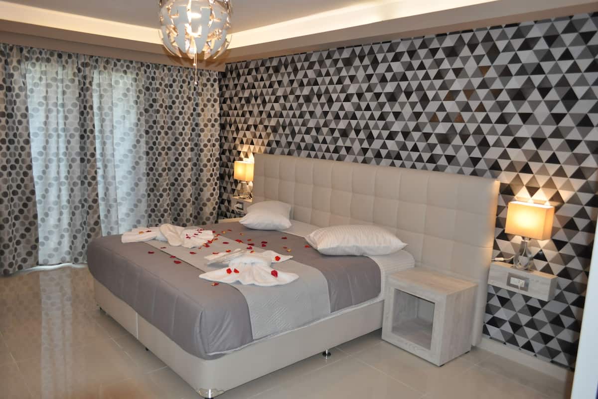 Premium bedding, minibar, soundproofing, iron/ironing board (on request)