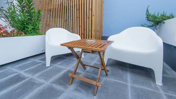 Melayani sarapan, makan siang, makan malam; sajian masakan Portugis