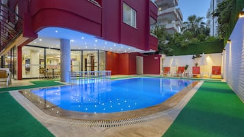 Piscina a l'aire lliure, para-sols i gandules