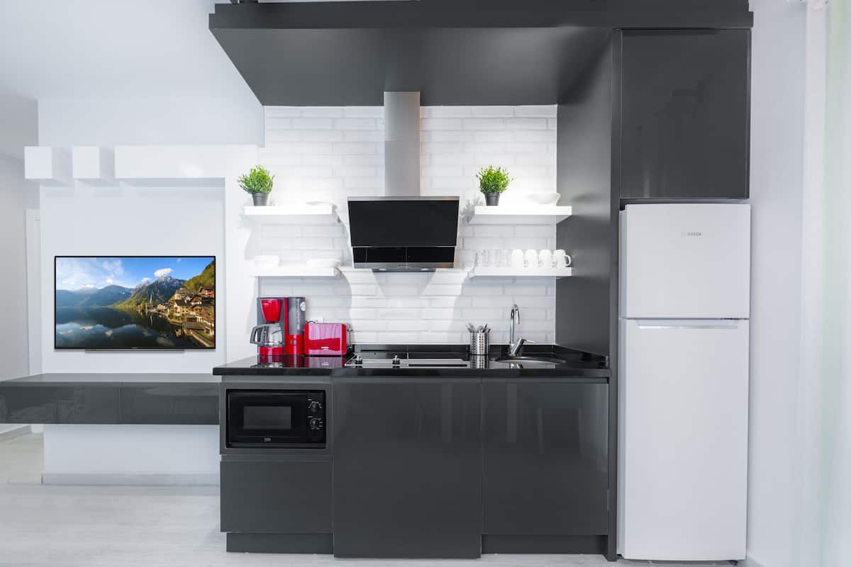 Comfort Apartment (A-Blok) | Private kitchen | Fridge, microwave, stovetop, coffee/tea maker