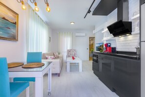 Departamento Confort (A-Blok) | Área de sala de estar | Televisión 