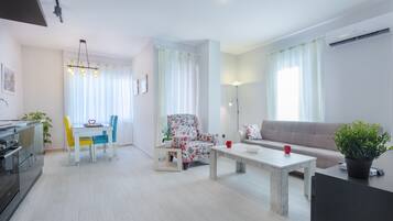 1 dormitori, caixa forta a l'habitació i escriptori