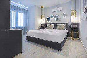 1 slaapkamer, een kluis op de kamer, een bureau, geluiddichte muren