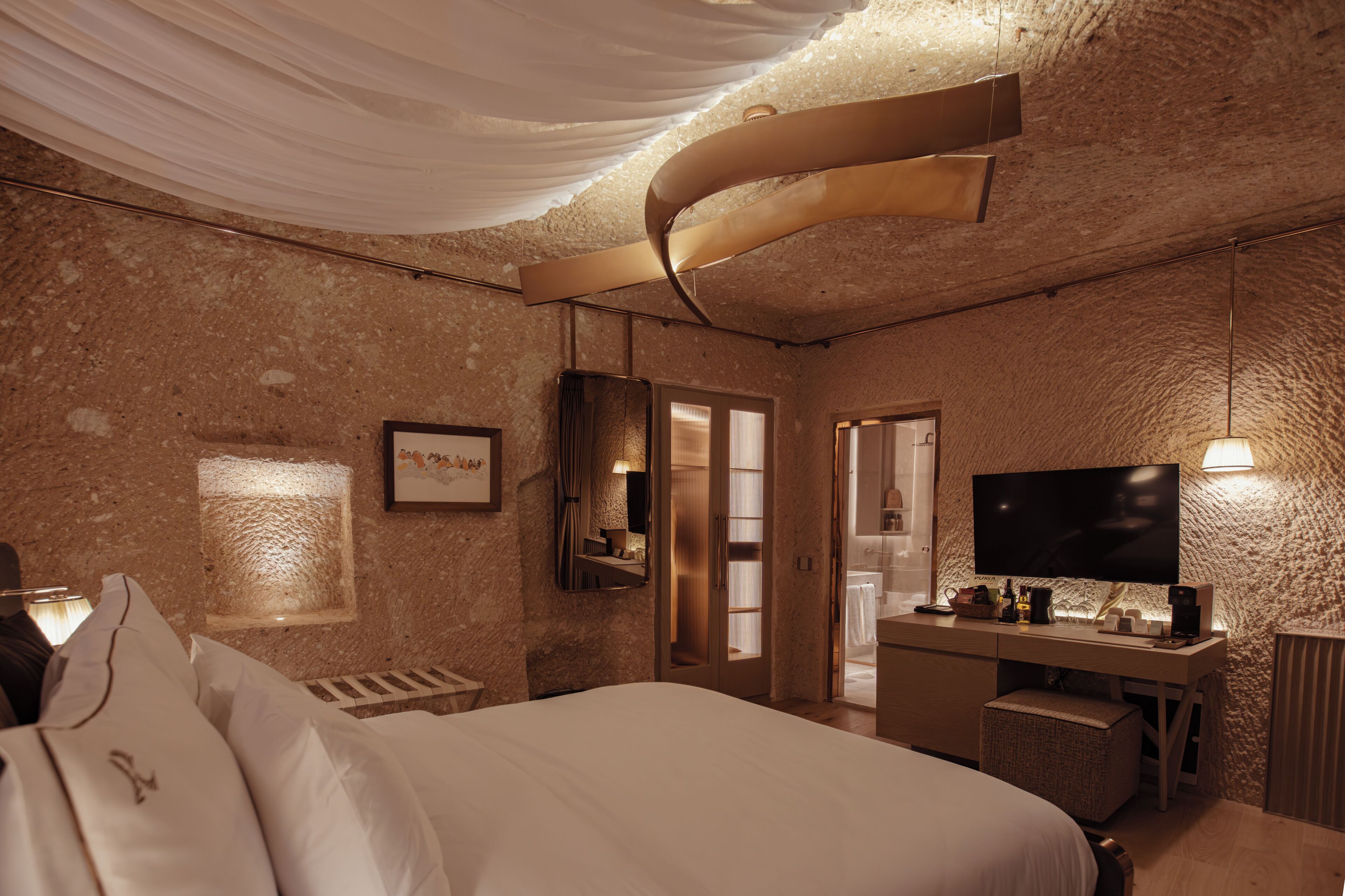 Comfort Cave | Sengetøy av topp kvalitet, minibar, safe på rommet og blendingsgardiner