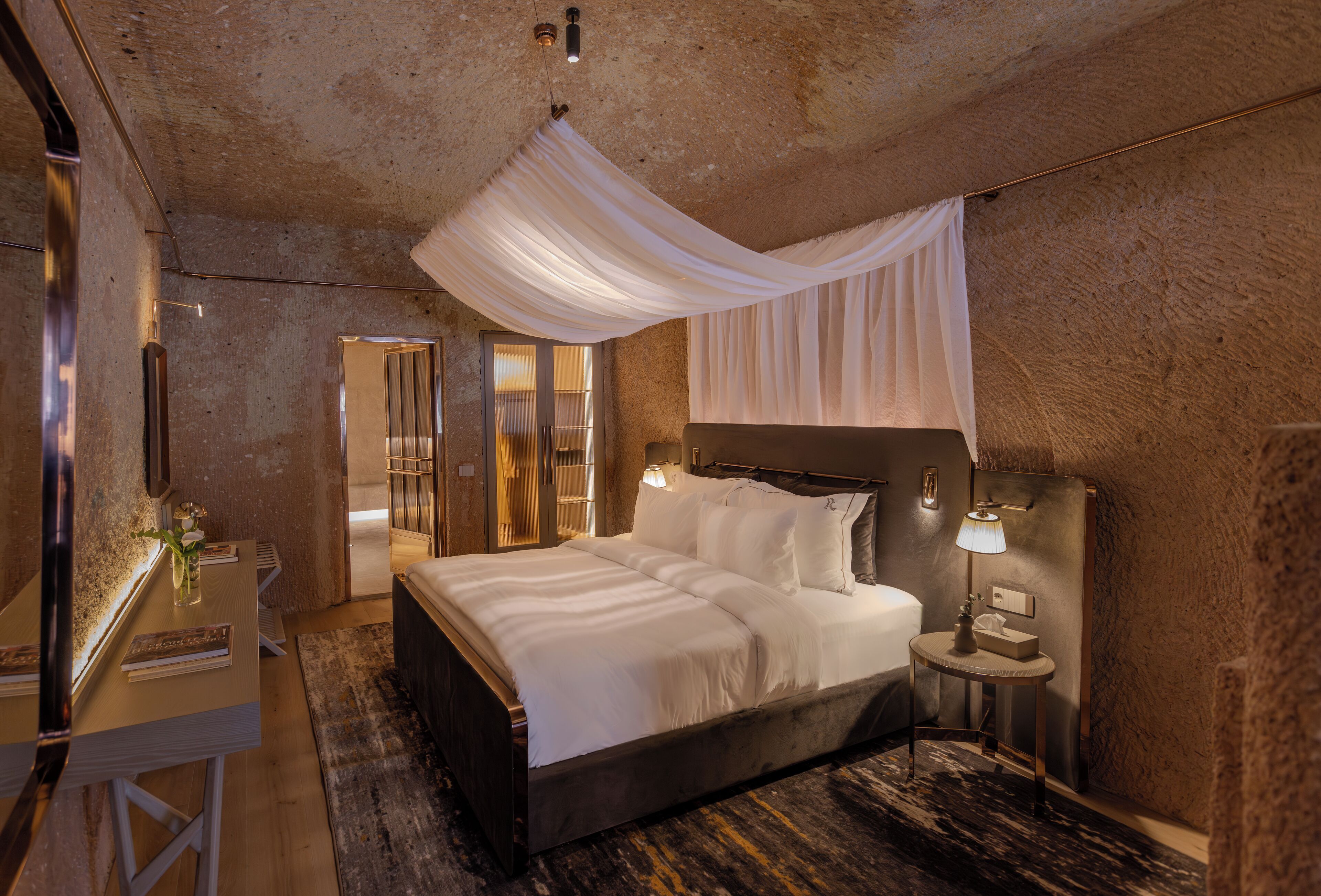Spacious Cave Suite | Literie de qualité supérieure, minibar, coffres-forts dans les chambres