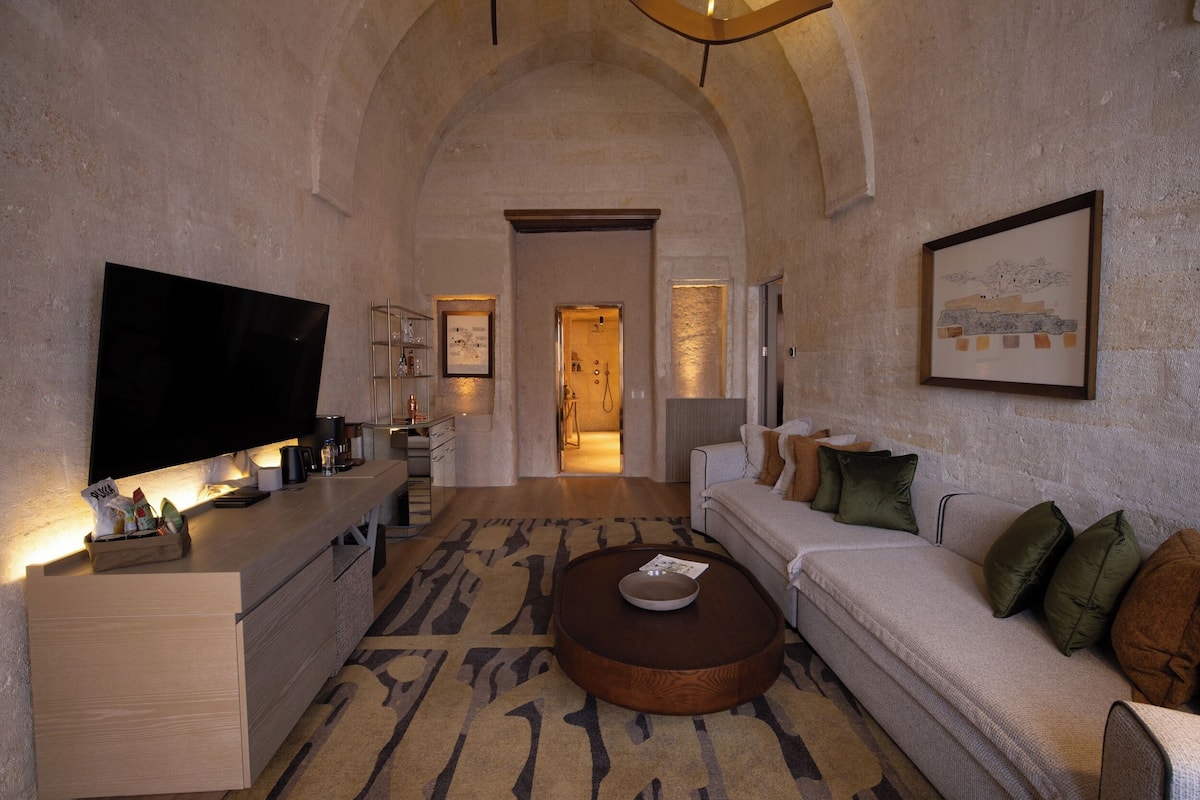 Suite – exclusive | Oppholdsområde | En 52-tommers smart-TV med digitale kanaler