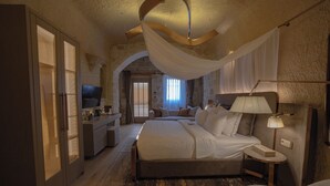 Homelike Cave | Sengetøy av topp kvalitet, minibar, safe på rommet og blendingsgardiner