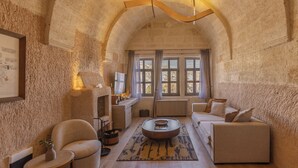 Mansion Suite | Sengetøy av topp kvalitet, minibar, safe på rommet og blendingsgardiner
