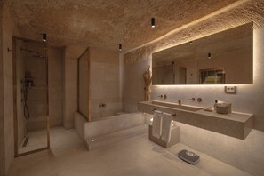 ห้องเอ็กเซกคิวทีฟสวีท | ห้องน้ำ | ฝักบัว, เรนชาวเวอร์, ของใช้ในห้องน้ำฟรี, ไดร์เป่าผม