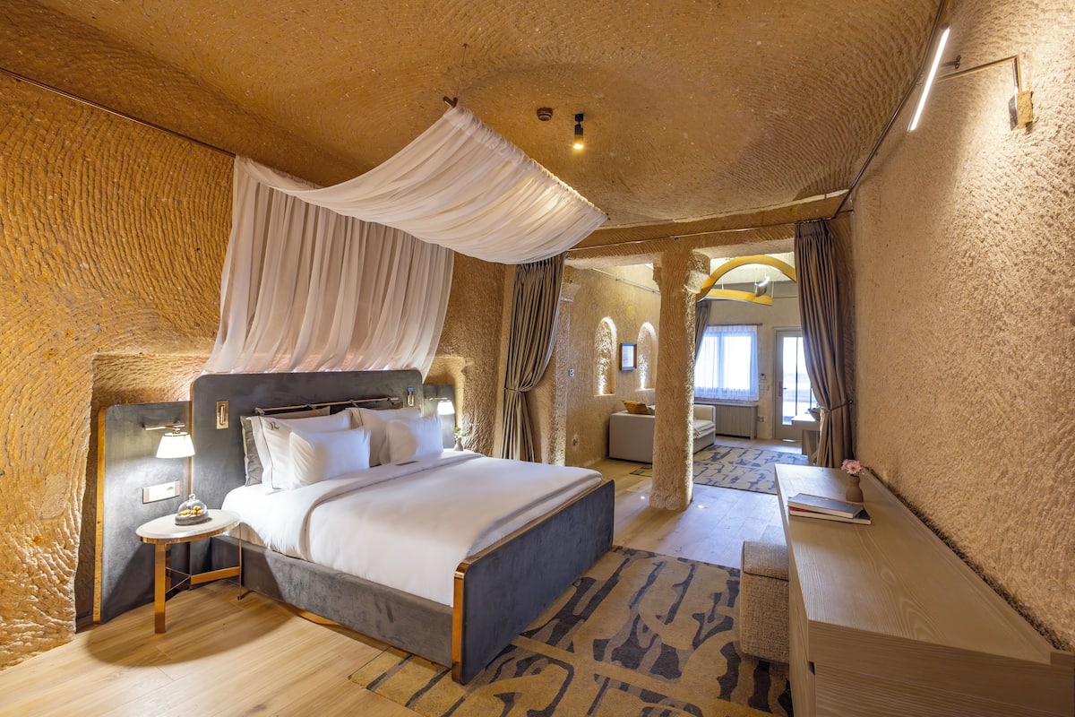 Spacious Cave Suite | Premium bedding, minibar, in-room safe, blackout drapes