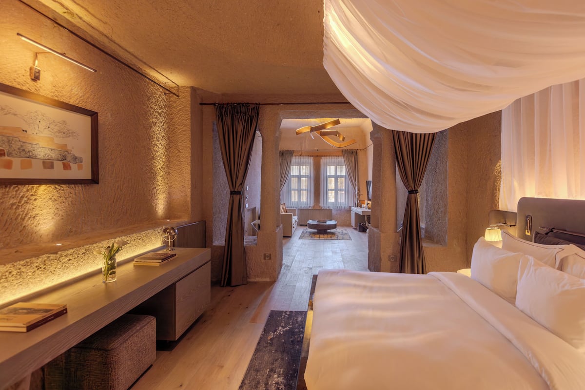 Mansion Suite | Premium bedding, minibar, in-room safe, blackout drapes