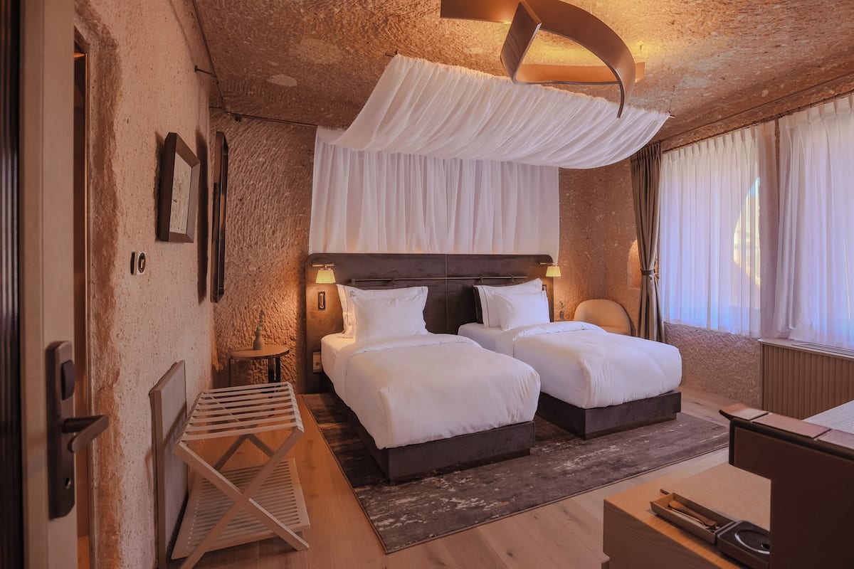 Comfort Cave Room, Twin | 고급 침구, 미니바, 객실 내 금고, 암막 커튼