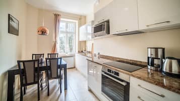 Apartemen (Downtown) | Dapur pribadi | Lemari es, microwave, oven, dan kompor