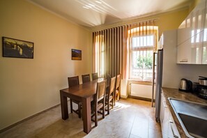 Family Apartment | Private kitchen | Fridge, microwave, oven, stovetop - SG Apartments (Szczecin)