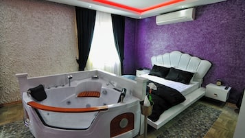 Superior studio suite, 1 slaapkamer, roken | Een kluis op de kamer, een bureau, geluiddichte muren