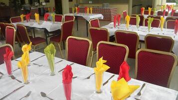 Breakfast, lunch, dinner served; local and international cuisine