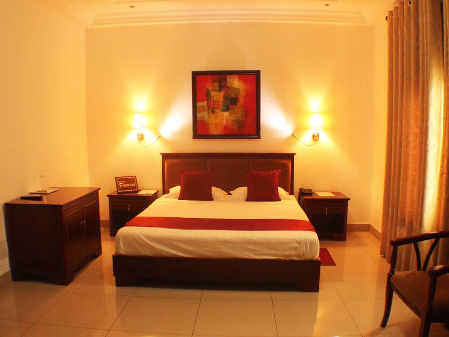 Rom – premium | Minibar, safe på rommet, skrivebord og blendingsgardiner