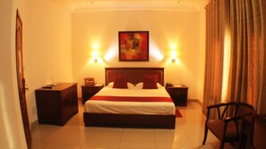 Premium Room | Minibar, in-room safe, desk, blackout drapes - Hotel Residence Flamani (Lomé)