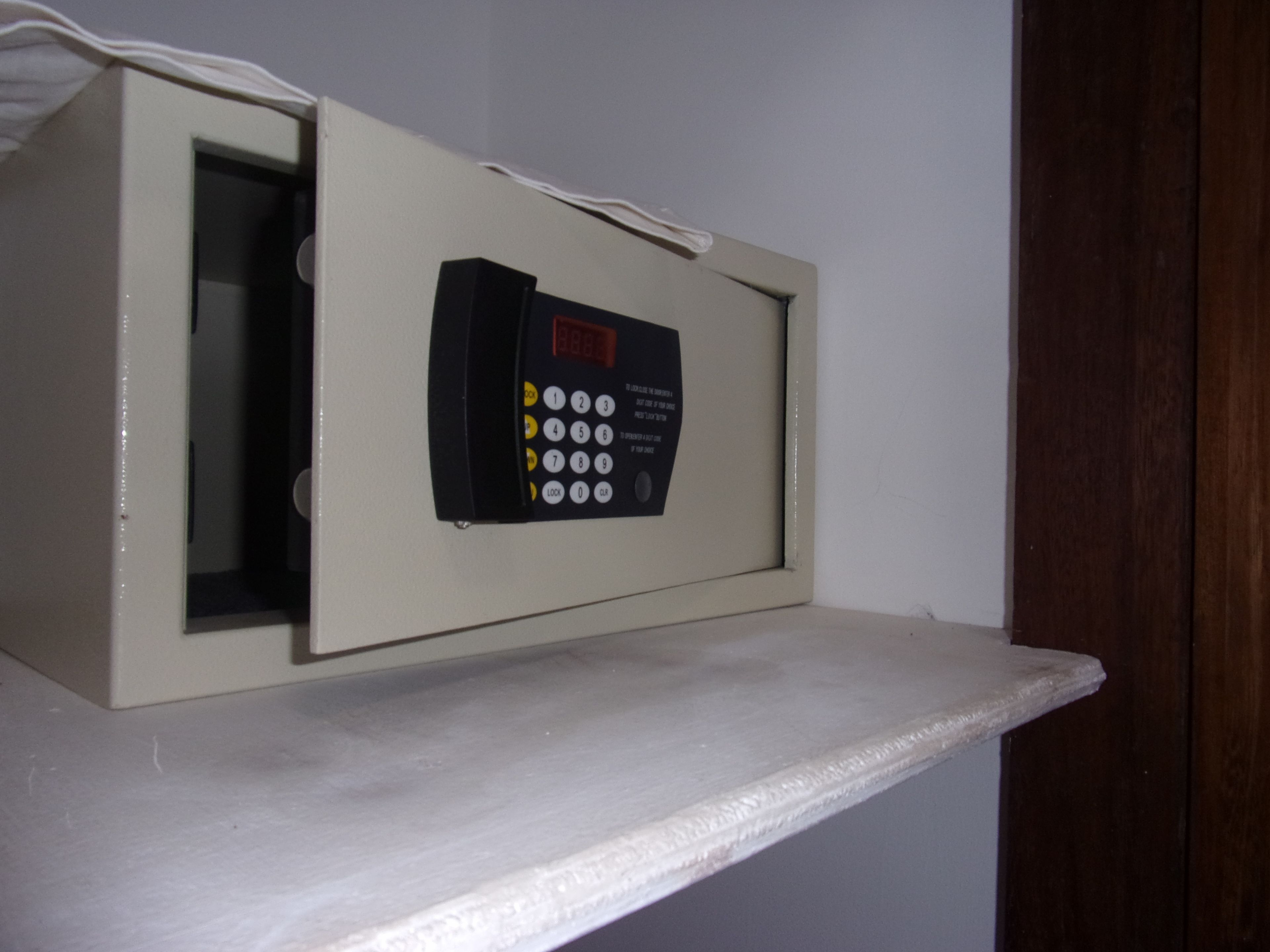 Un horno microondas instalado en un estante blanco.