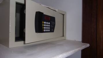 Un horno microondas instalado en un estante blanco.