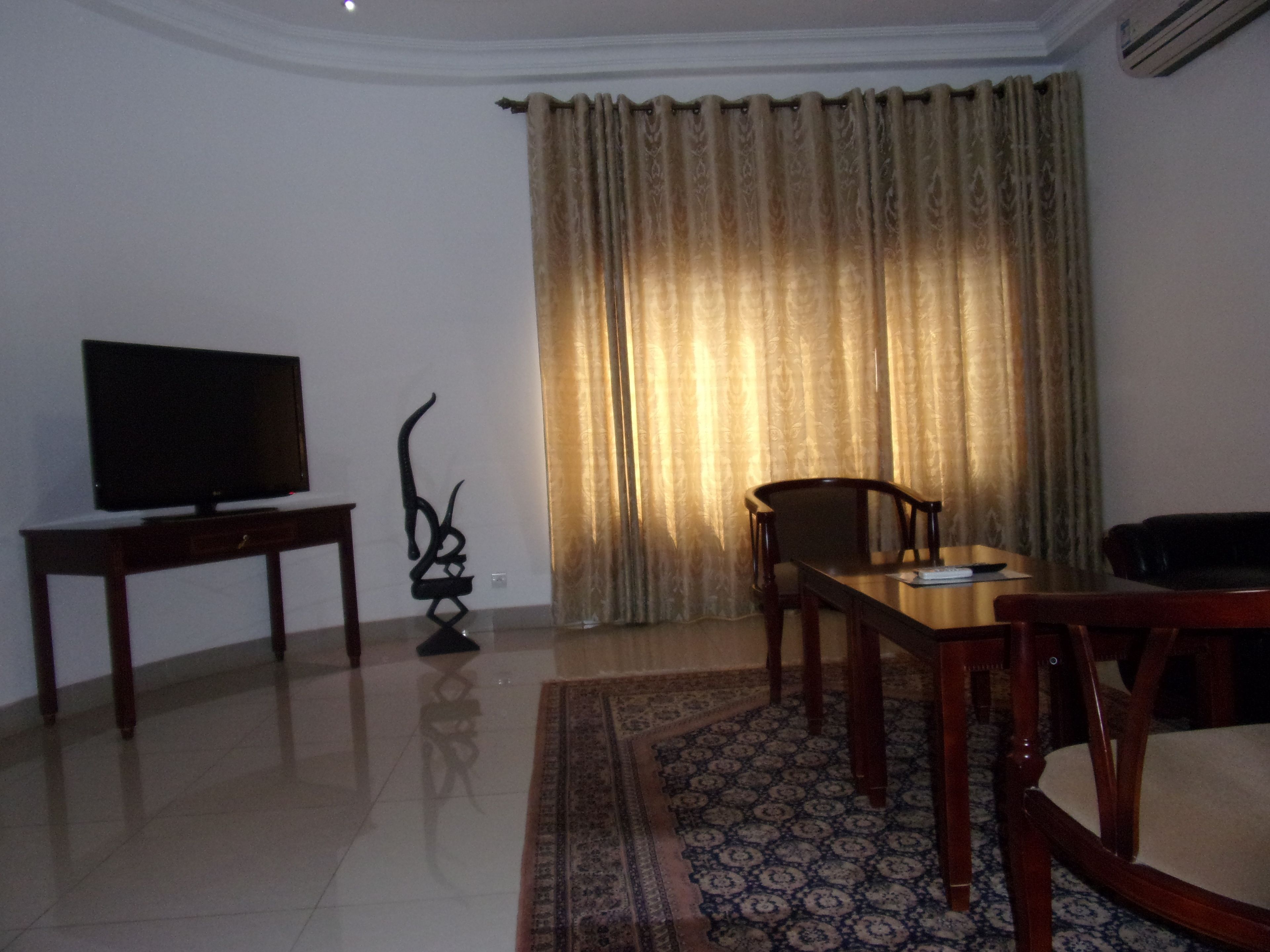 Executive Suite | Living area | 32-inch flat-screen TV with satellite channels, TV