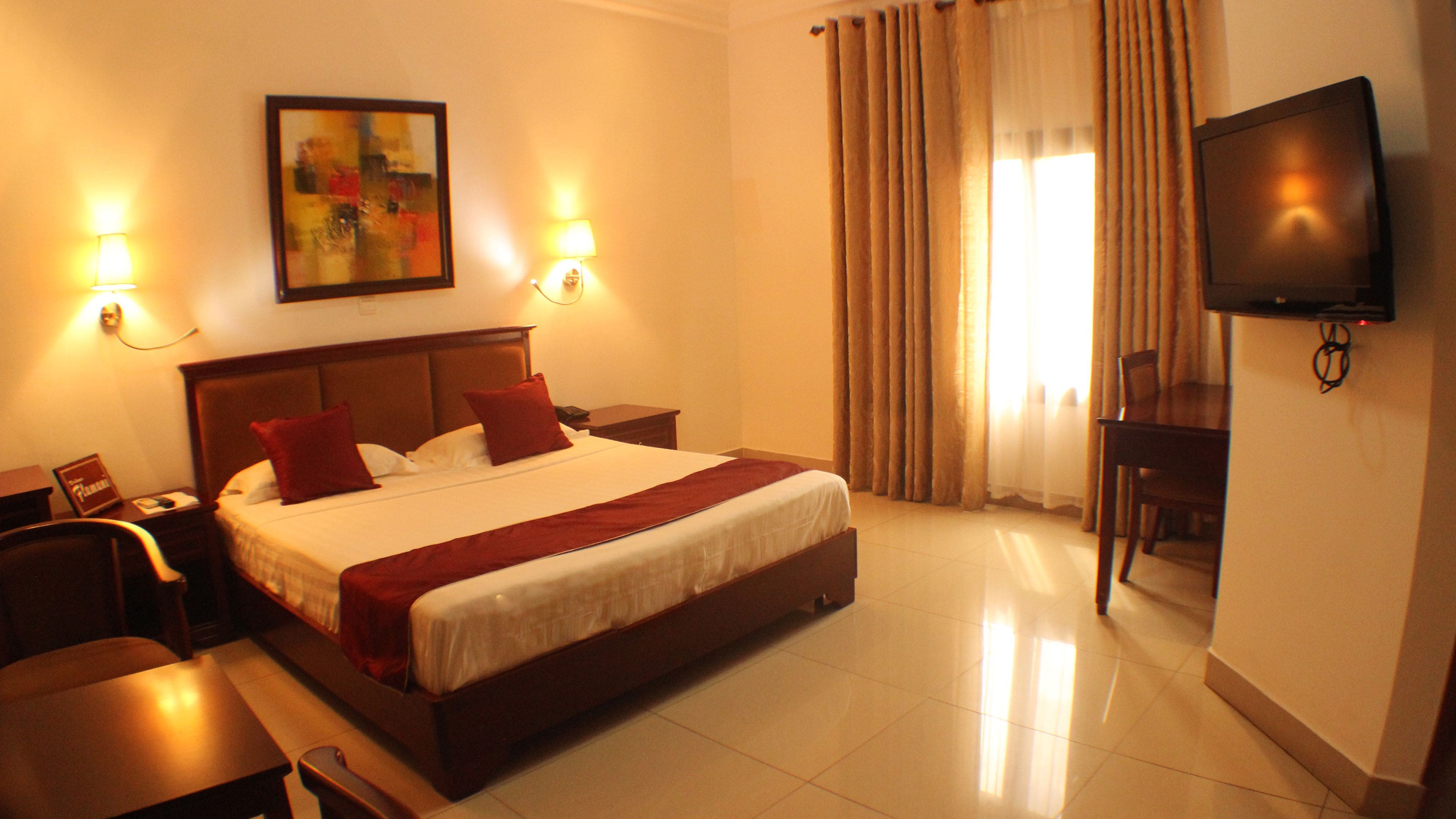 Junior Suite | Minibar, in-room safe, desk, blackout drapes