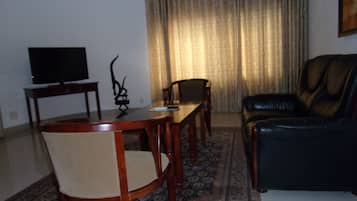 Suite Exécutive | Coin séjour | Télévision à écran plat de 32 pouces avec chaßnes par satellite