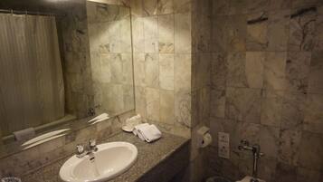 ฝักบัวในอ่างอาบน้ำ, อ่างอาบน้ำแบบแช่ตัว, ของใช้ในห้องน้ำฟรี