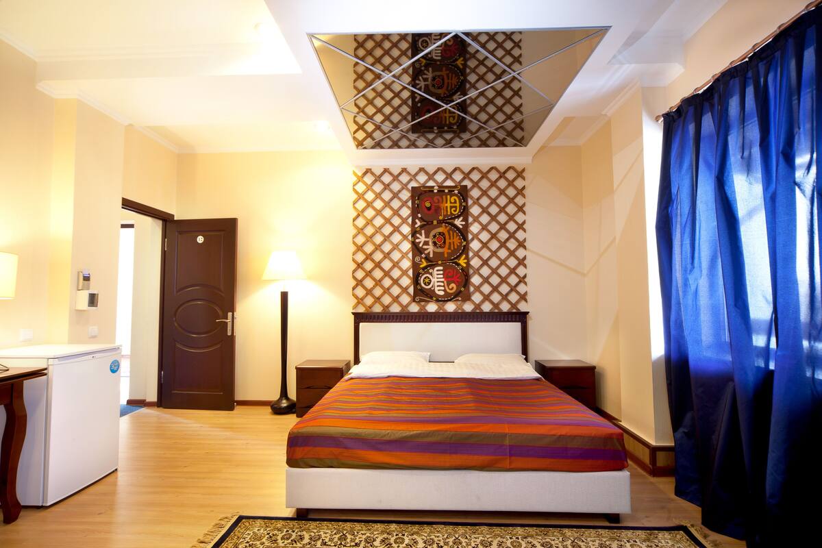 Standard Double or Twin Room | Ruang tamu | TV Plasma
