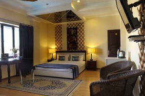 Comfort Room | Peralatan tempat tidur premium, bar mini, peti besi dalam bilik