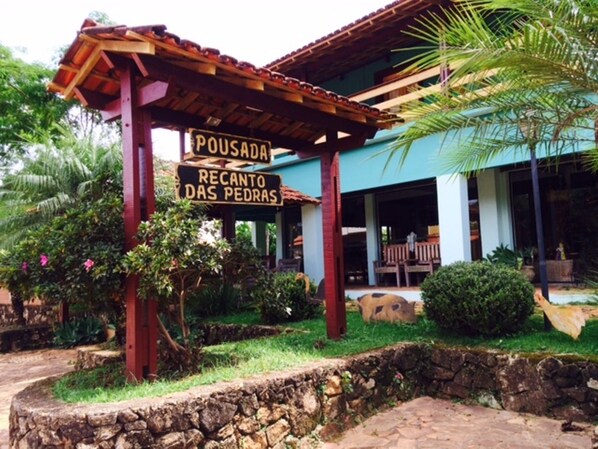 A building with a sign reading "Pousada Recanto das Pedras". - Pousada Recanto Das Pedras (Tiradentes)