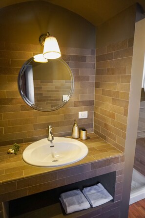 Deluxe-Zimmer | Badezimmer | Dusche, kostenlose Toilettenartikel, Haartrockner, Bidet