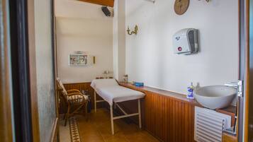 غرفة العلاجات الصحية