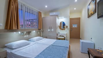 Ropa de cama de alta calidad y espacio para trabajar con laptop