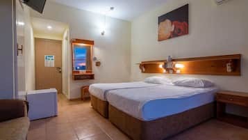 Ropa de cama de alta calidad y espacio para trabajar con laptop