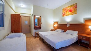 Ropa de cama de alta calidad y espacio para trabajar con laptop 