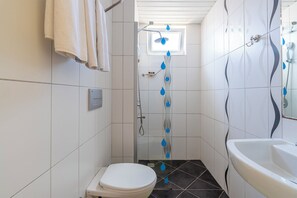 Shower, rainfall showerhead, free toiletries, hair dryer - Gallion Hotel (Alanya)