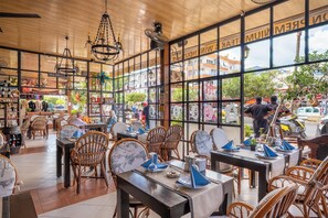 Breakfast, lunch, dinner served; international cuisine  - Gallion Hotel (Alanya)