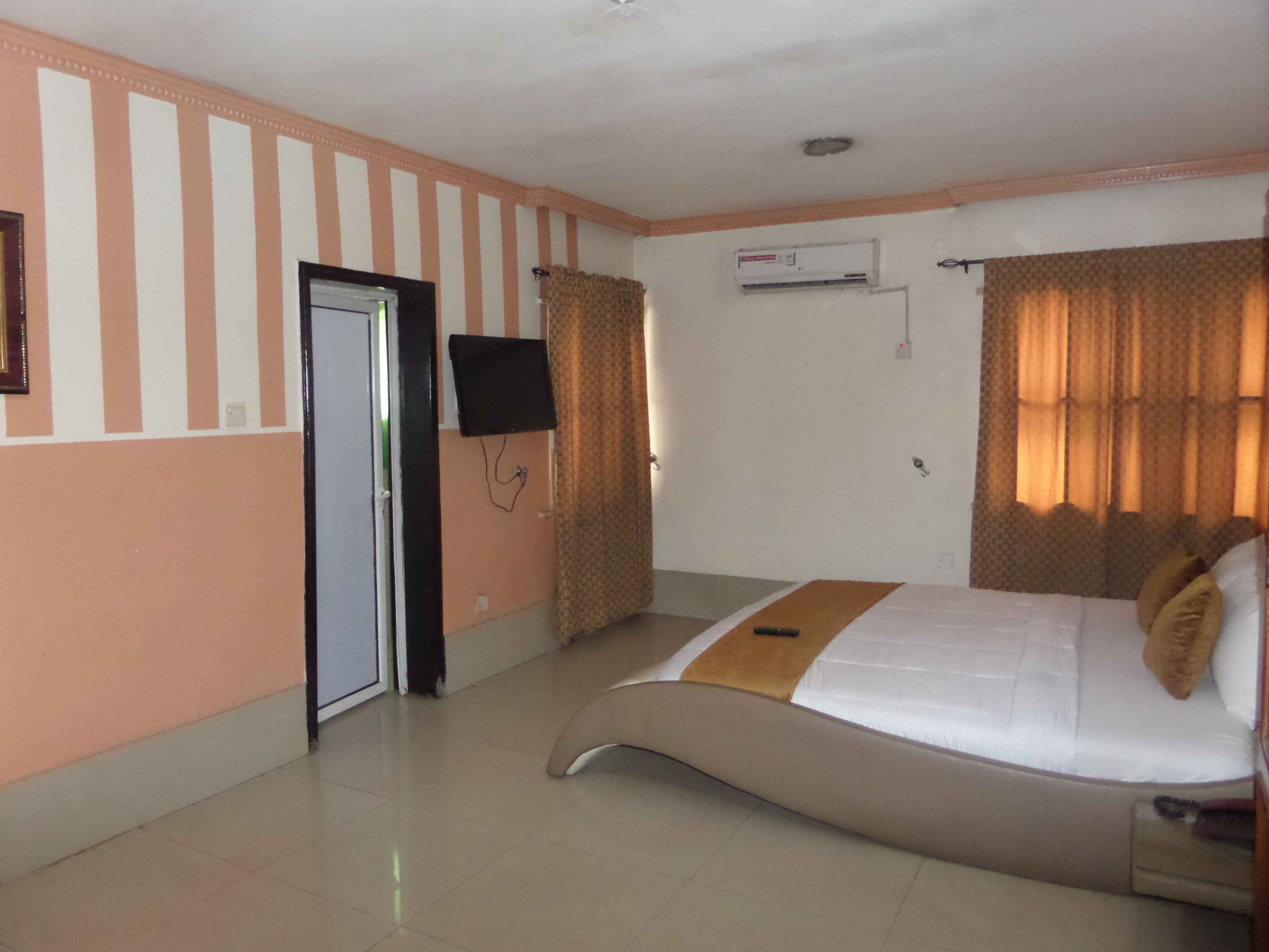 superior room | premium bedding, in-room safe, desk, laptop workspace