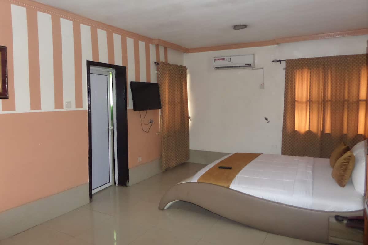 superior room | premium bedding, in-room safe, desk, laptop workspace