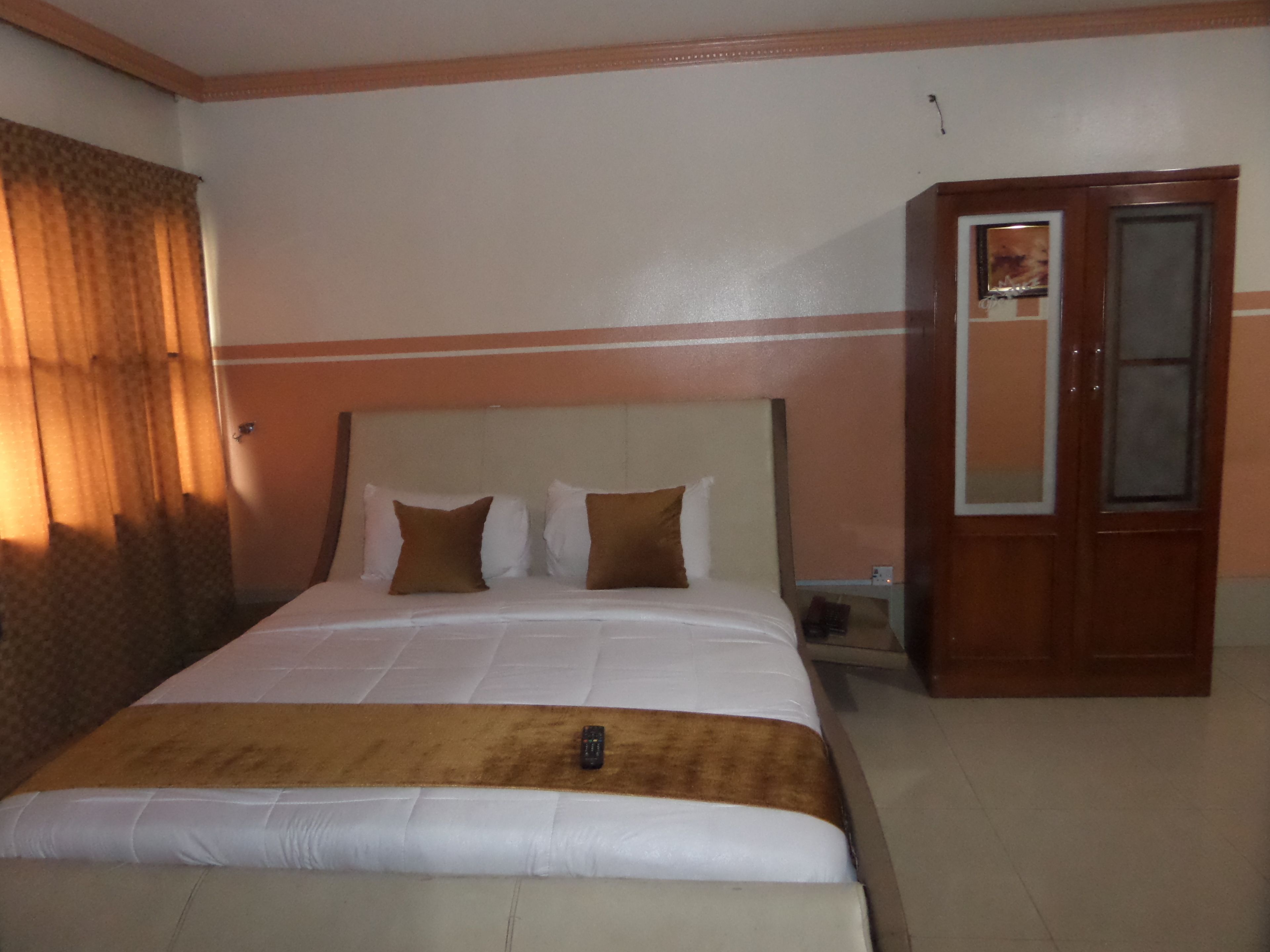 superior room | premium bedding, in-room safe, desk, laptop workspace