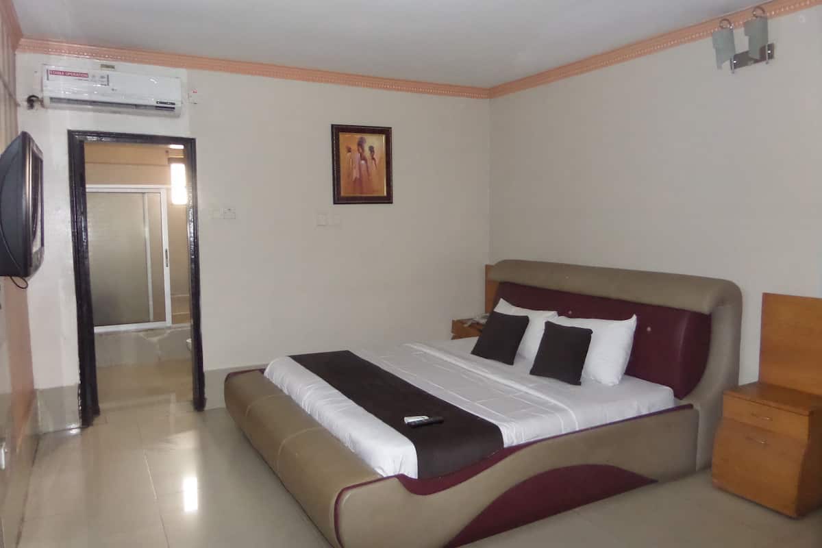 deluxe room | premium bedding, in-room safe, desk, laptop workspace