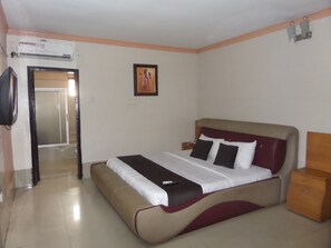 Deluxe Room | Premium bedding, in-room safe, desk, laptop workspace