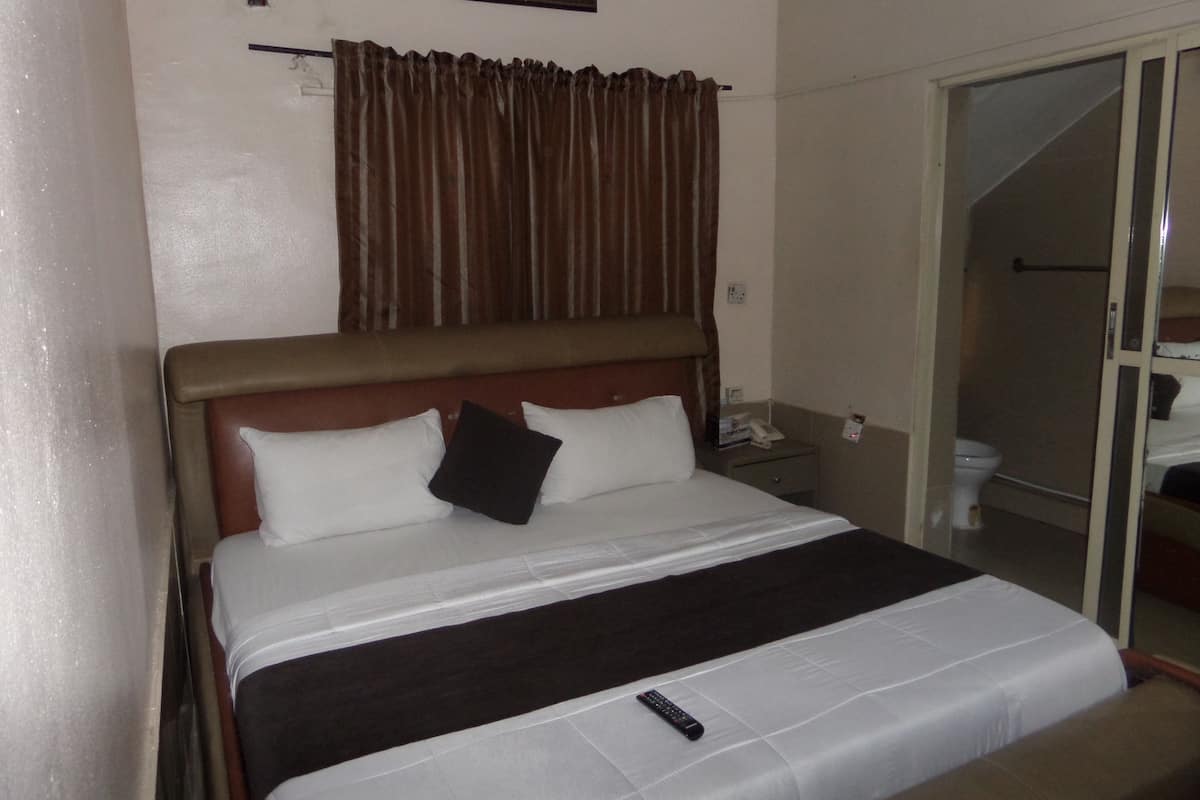 deluxe room | premium bedding, in-room safe, desk, laptop workspace