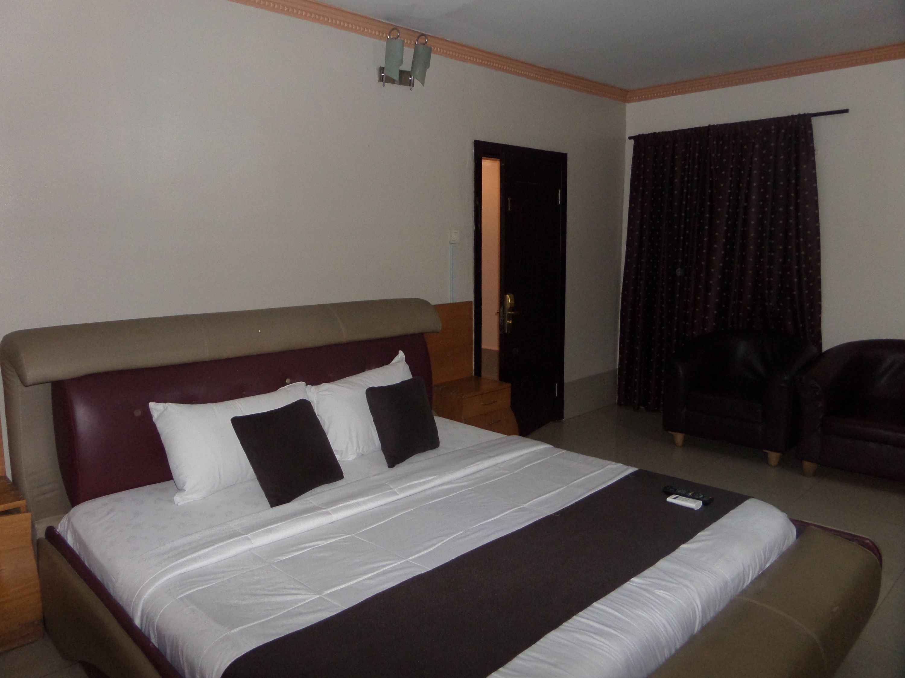 standard room | premium bedding, in-room safe, desk, laptop workspace