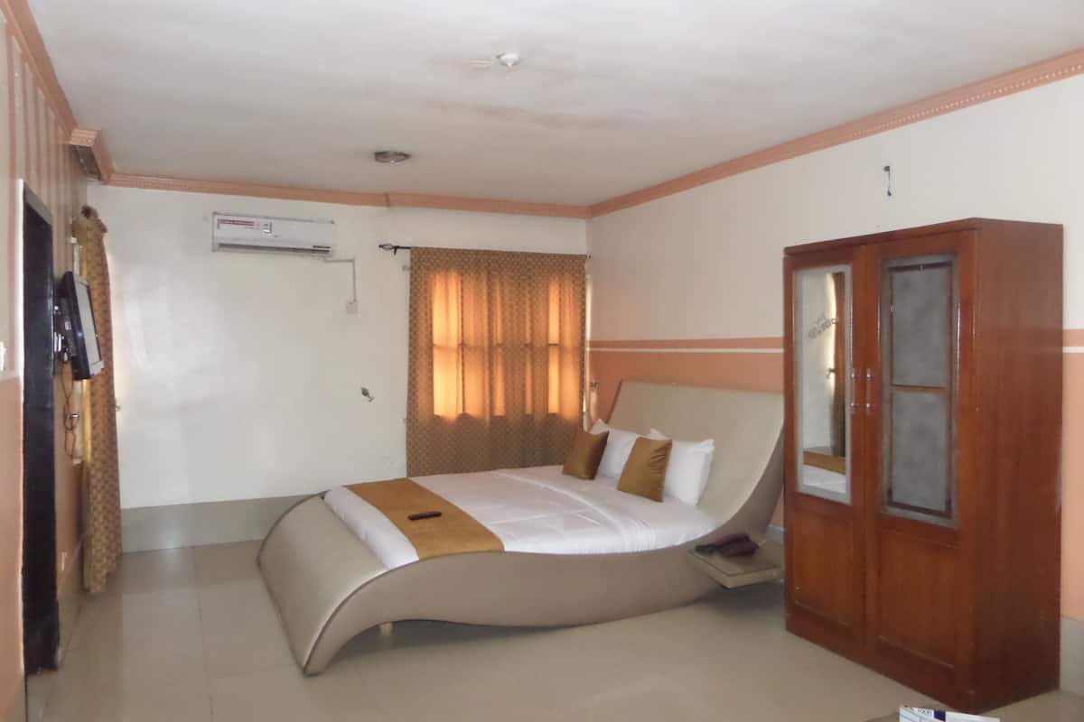 superior room | premium bedding, in-room safe, desk, laptop workspace