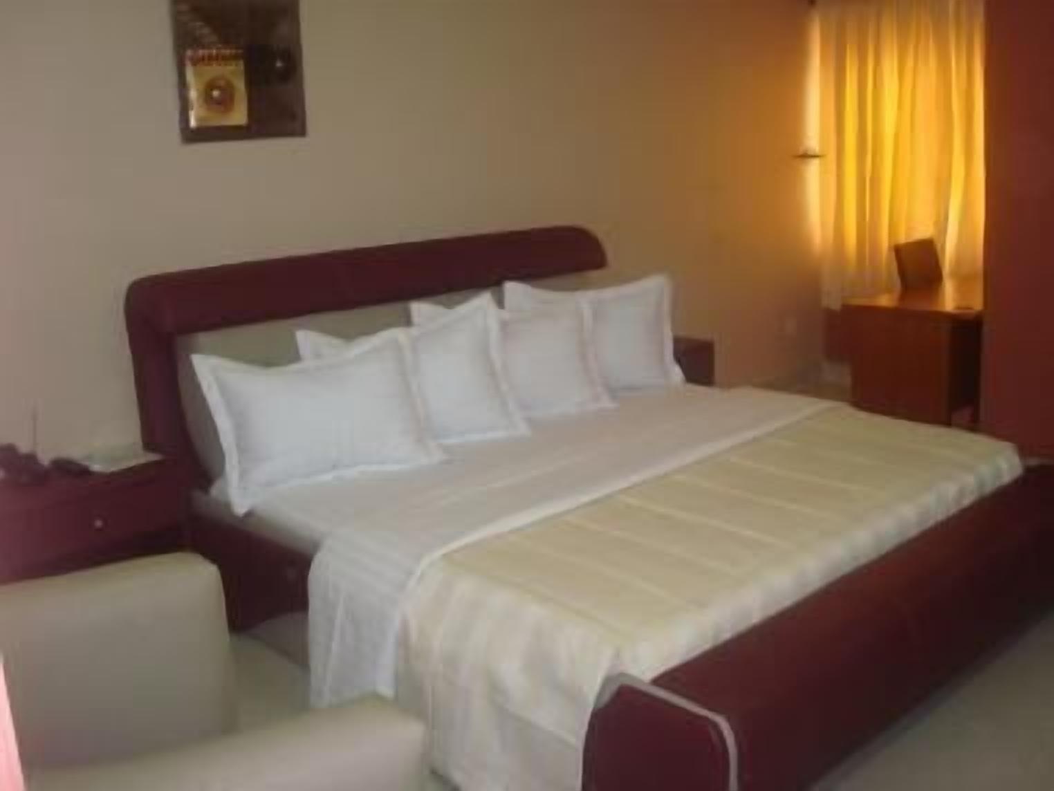 superior suite | premium bedding, in-room safe, desk, laptop workspace