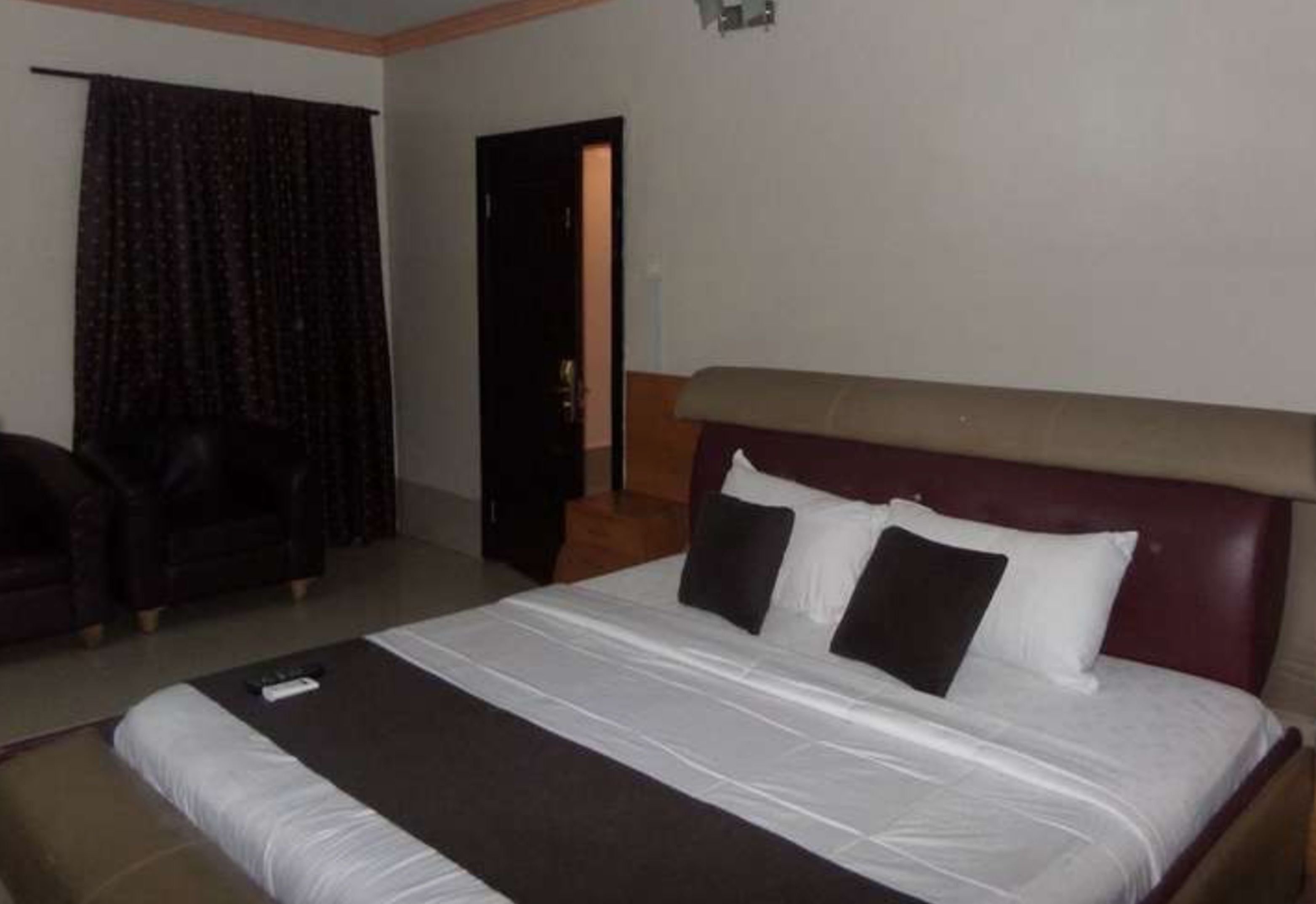 Premium bedding, in-room safe, desk, laptop workspace