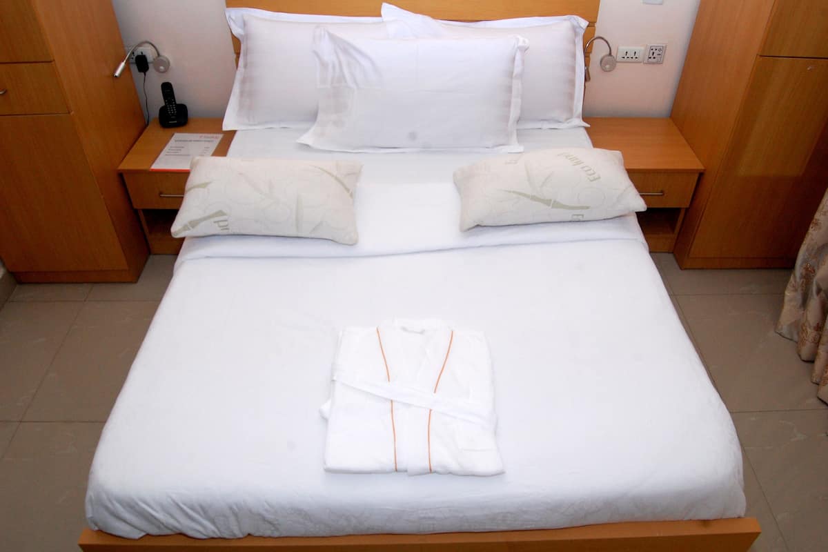 1 bedroom, premium bedding, minibar, in-room safe
